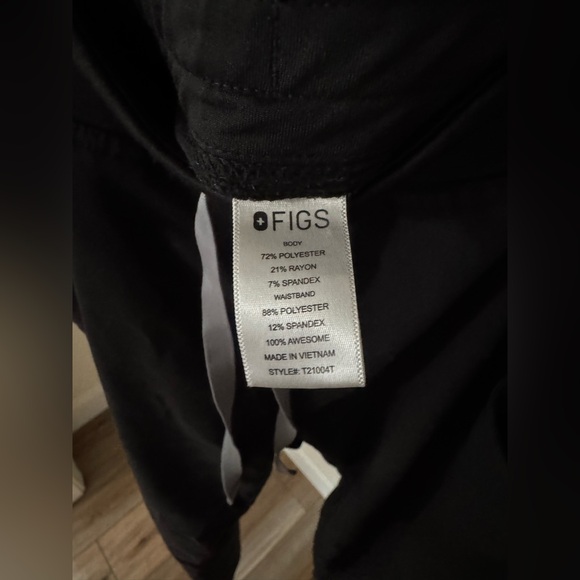 FIGS Black Scrub Top and Pants with Elastic Waistband- Technical Collection - Picture 5 of 8